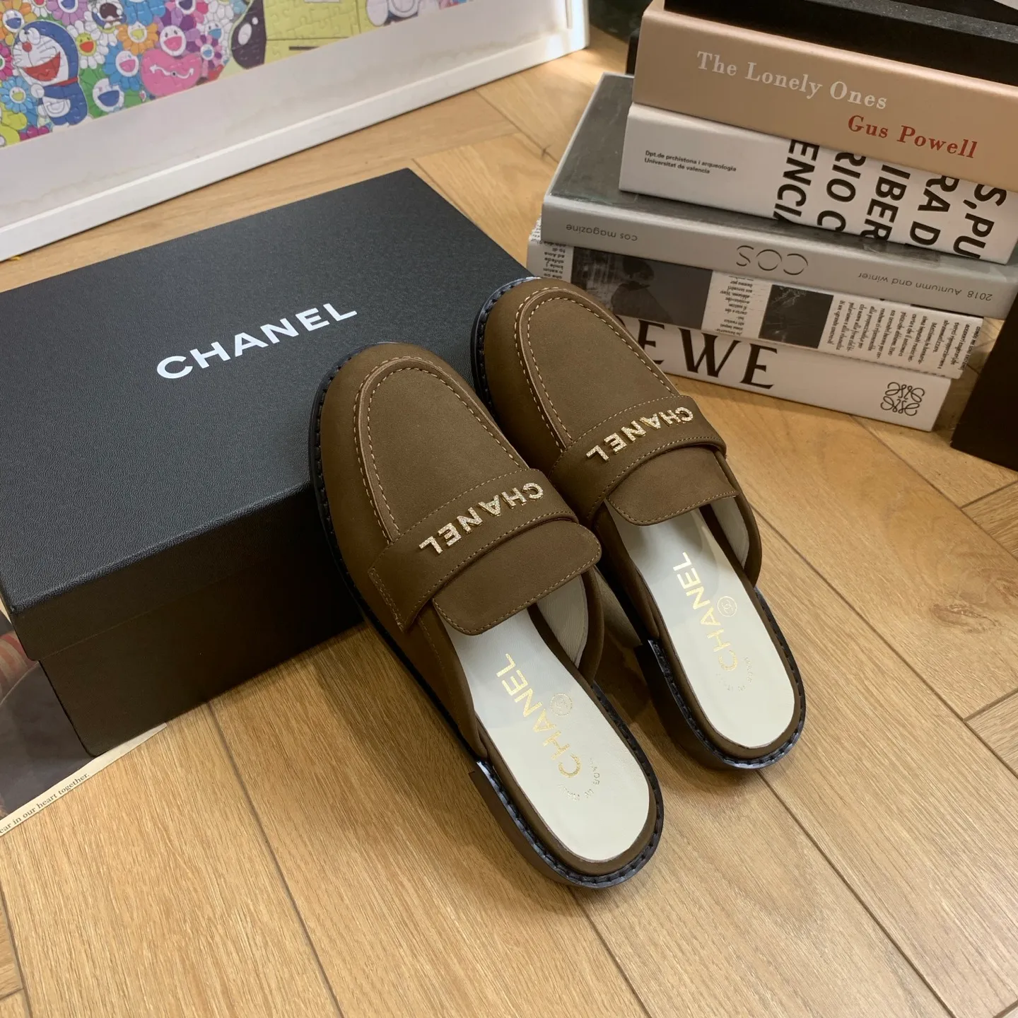 👟👟Ex-factory price 600👟👟 🍀2025 spring and summer new Chanel Chanel small diamond buckle monogram Loaf lazy half-slippers, which can be worn all year round. No matter when you wear them, they are very high-end and durable. You can attract attention when shopping on the street! Easily travel between commuting and leisure occasions, becoming a carefree fashionable and elegant woman ~ Upper: cowhide/butter Lining: lambskin Sole: Italian genuine leather outsole Size: 35-39 (40/41 customized, non-refundable and non-exchangeable